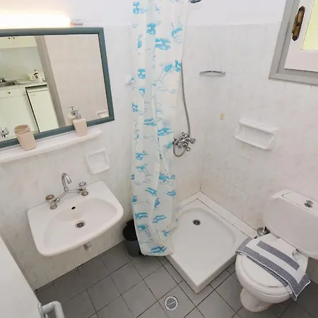 Dolphin Apt & Studios -Near The Beach Roda (Corfu)