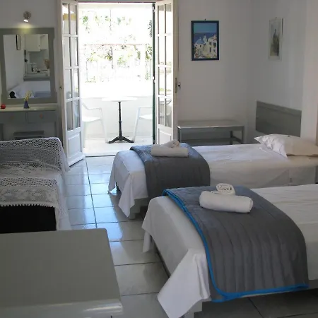 Dolphin Apt & Studios -Near The Beach Apartmán