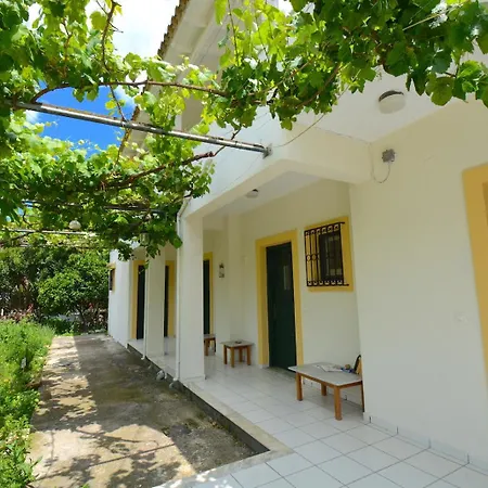 Dolphin Apt & Studios -Near The Beach Apartmán *
