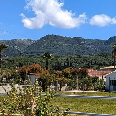 Dolphin Apt & Studios -Near The Beach Apartmán