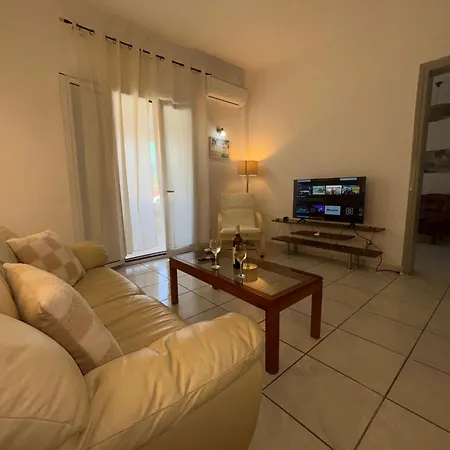 Dolphin Apt & Studios -Near The Beach Apartmán